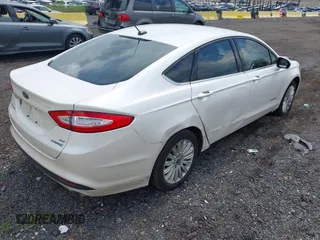 2014 Ford Fusion SE Hybrid z VIN 3FA6P0LU3ER391680, wystawiony jako IAAI lot #42643934 z przebiegiem 102 578 mil mil oraz . Historia ofert i sprzedaży dostępna na DreamBid. Obrazek 4.