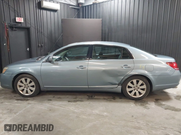 2007 Toyota Avalon XL z VIN 4T1BK36B17U189303, wystawiony jako IAAI lot #41614917 z przebiegiem 238 114 mil mil oraz . Historia ofert i sprzedaży dostępna na DreamBid. Obrazek 14.