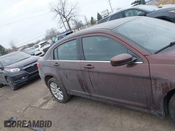 2013 Chrysler 200 Touring z VIN 1C3CCBBB0DN570432, wystawiony jako IAAI lot #41566127 z przebiegiem 167 300 mil mil oraz . Historia ofert i sprzedaży dostępna na DreamBid. Obrazek 13.