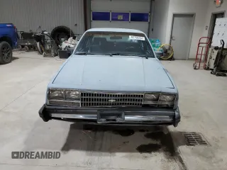 1985 Chevrolet Celebrity z VIN 2G1AW19X2F1138184, wystawiony jako Copart lot #82756234 z przebiegiem 11 872 mil mil oraz Tytuł czysty. Historia ofert i sprzedaży dostępna na DreamBid. Obrazek 5.