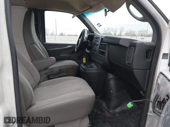 2013 Chevrolet Express Cargo z VIN 1GCSGAFX4D1128353, wystawiony jako IAAI lot #41369784 z przebiegiem 109 703 mil mil oraz . Historia ofert i sprzedaży dostępna na DreamBid. Obrazek 5.