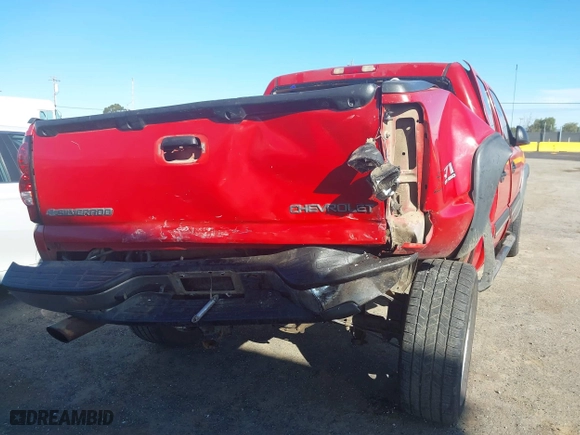 2005 Chevrolet Silverado 1500 LS with VIN 2GCEK13T251264604, listed as a IAAI auction lot 41742967 with 236,070 mi miles. Bid and sale history available at carsss.com. Image 6.
