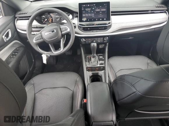 2023 Jeep Compass Latitude Lux z VIN 3C4NJDFN5PT533259, wystawiony jako Copart lot #71166814 z przebiegiem 2 395 mil mil oraz Szkoda całkowita • Salvage title. Historia ofert i sprzedaży dostępna na DreamBid. Obrazek 8.