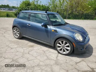 2011 MINI Hardtop z VIN WMWSU3C57BT095497, wystawiony jako Copart lot #55972645 z przebiegiem 132 947 mil mil oraz Szkody całkowita. Historia ofert i sprzedaży dostępna na DreamBid. Obrazek 4.