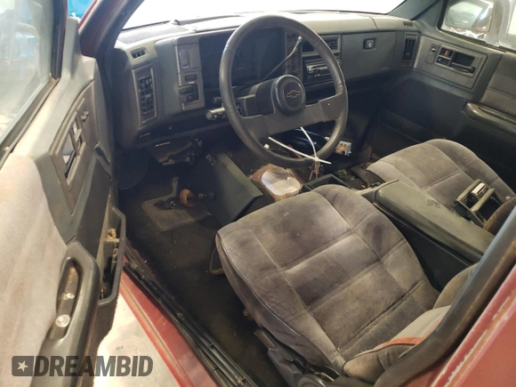 1990 Chevrolet Blazer z VIN 1GNCT18Z3L0102885, wystawiony jako Copart lot #89399875 z przebiegiem 176 063 mil mil oraz Szkoda całkowita • Salvage title. Historia ofert i sprzedaży dostępna na DreamBid. Obrazek 8.
