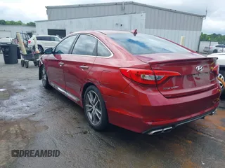 2015 Hyundai Sonata Sport z VIN 5NPE34AB6FH231128, wystawiony jako IAAI lot #42356554 z przebiegiem 177 296 mil mil oraz . Historia ofert i sprzedaży dostępna na DreamBid. Obrazek 3.
