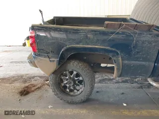 2006 Chevrolet Silverado 2500HD LT1 with VIN 1GCHK23D66F177200, listed as a IAAI auction lot 40502053 with 103,207 mi miles. Bid and sale history available at carsss.com. Image 6.