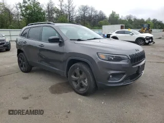 2023 Jeep Cherokee Altitude Lux z VIN 1C4PJMMB9PD101880, wystawiony jako Copart lot #59031145 z przebiegiem 17 888 mil mil oraz Szkoda całkowita • Salvage title. Historia ofert i sprzedaży dostępna na DreamBid. Obrazek 4.