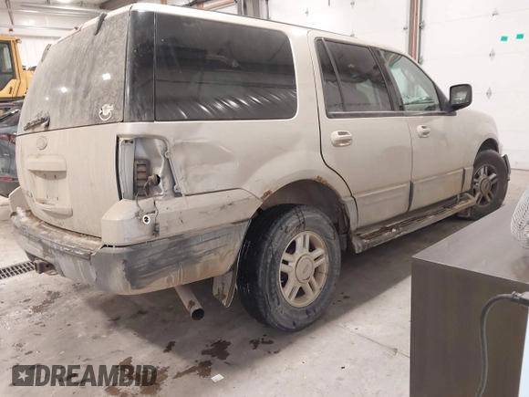 2004 Ford Expedition Special Service with VIN 1FMPU16L34LB27156, listed as a IAAI auction lot 41561202 with 230,318 mi miles. Bid and sale history available at carsss.com. Image 4.