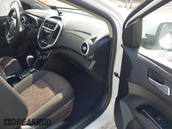 2019 Chevrolet Sonic LT z VIN 1G1JD5SB1K4148053, wystawiony jako IAAI lot #42264914 z przebiegiem 31 333 mil mil oraz . Historia ofert i sprzedaży dostępna na DreamBid. Obrazek 5.