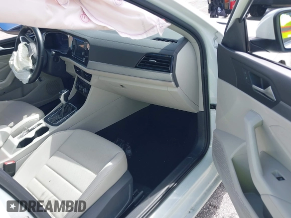 2024 Volkswagen Jetta SE with VIN 3VWEM7BU8RM007188, listed as a IAAI auction lot 42657015 with 40,589 mi miles and . Bid and sale history available at DreamBid. Image 5.