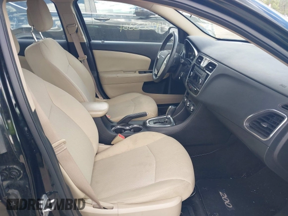 2012 Chrysler 200 Touring z VIN 1C3CCBBBXCN181764, wystawiony jako IAAI lot #42355361 z przebiegiem 117 353 mil mil oraz . Historia ofert i sprzedaży dostępna na DreamBid. Obrazek 5.