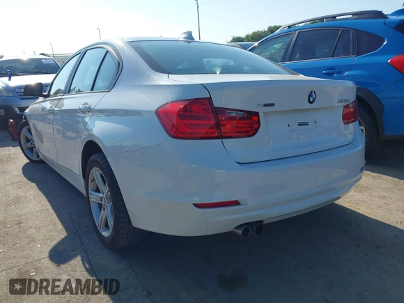 2014 BMW 3 Series 328i xDrive z VIN WBA3B5G56ENS10972, wystawiony jako IAAI lot #42704972 z przebiegiem 138 309 mil mil oraz . Historia ofert i sprzedaży dostępna na DreamBid. Obrazek 3.