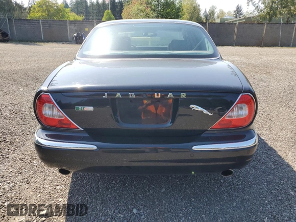 2004 Jaguar XJ R z VIN SAJWA73B44TG20291, wystawiony jako Copart lot #54452375 z przebiegiem 148 491 mil mil oraz Czysty tytuł • Clean title. Historia ofert i sprzedaży dostępna na DreamBid. Obrazek 6.