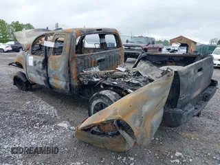 2015 Toyota Tacoma z VIN 5TFUX4EN3FX036158, wystawiony jako IAAI lot #39413433 z przebiegiem 126 878 mil mil oraz . Historia ofert i sprzedaży dostępna na DreamBid. Obrazek 3.