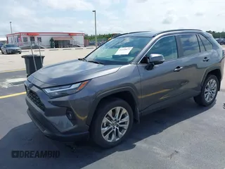 2024 Toyota RAV4 XLE Premium z VIN 2T3C1RFVXRC295264, wystawiony jako IAAI lot #42229471 z przebiegiem 6 717 mil mil oraz . Historia ofert i sprzedaży dostępna na DreamBid. Obrazek 17.