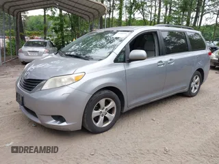 2012 Toyota Sienna LE AAS z VIN 5TDKK3DC7CS222416, wystawiony jako IAAI lot #42360994 z przebiegiem 241 498 mil mil oraz . Historia ofert i sprzedaży dostępna na DreamBid. Obrazek 2.