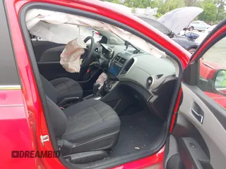2016 Chevrolet Sonic LT z VIN 1G1JC5SH8G4102802, wystawiony jako IAAI lot #42151351 z przebiegiem 61 289 mil mil oraz . Historia ofert i sprzedaży dostępna na DreamBid. Obrazek 5.