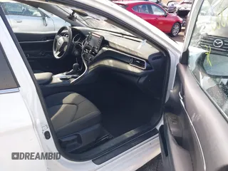 2024 Toyota Camry LE z VIN 4T1C11AK2RU864906, wystawiony jako IAAI lot #41638637 z przebiegiem 75 013 mil mil oraz . Historia ofert i sprzedaży dostępna na DreamBid. Obrazek 5.