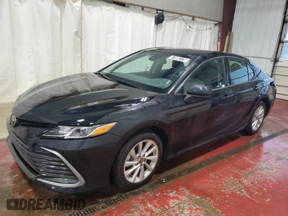 2024 Toyota Camry LE z VIN 4T1C11AK7RU221810, wystawiony jako Copart lot #57886175 z przebiegiem 31 492 mil mil oraz Czysty tytuł • Clean title. Historia ofert i sprzedaży dostępna na DreamBid. Obrazek 1.
