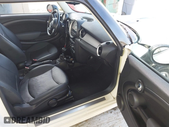 2011 MINI Hardtop with VIN WMWSU3C5XBT095591, listed as a IAAI auction lot 42366393 with 99,092 mi miles and . Bid and sale history available at DreamBid. Image 5.