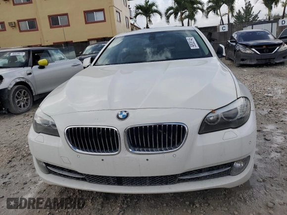2012 BMW 5 Series 528i z VIN WBAXG5C53CDW85359, wystawiony jako Copart lot #59535145 z przebiegiem 172 104 mil mil oraz Czysty tytuł • Clean title. Historia ofert i sprzedaży dostępna na DreamBid. Obrazek 5.