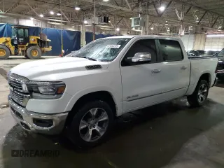 2020 Ram 1500 Laramie z VIN 1C6SRFJTXLN224787, wystawiony jako Copart lot #52853205 z przebiegiem 54 882 mil mil oraz Czysty tytuł • Clean title. Historia ofert i sprzedaży dostępna na DreamBid. Obrazek 1.