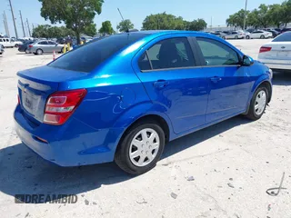 2017 Chevrolet Sonic LS z VIN 1G1JB5SH3H4175533, wystawiony jako IAAI lot #42296259 z przebiegiem 89 348 mil mil oraz . Historia ofert i sprzedaży dostępna na DreamBid. Obrazek 4.