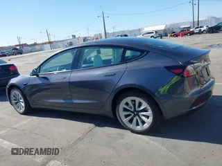 2023 Tesla Model 3 Long Range z VIN 5YJ3E1EB7PF704061, wystawiony jako IAAI lot #42079045 z przebiegiem 4 012 mil mil oraz . Historia ofert i sprzedaży dostępna na DreamBid. Obrazek 14.