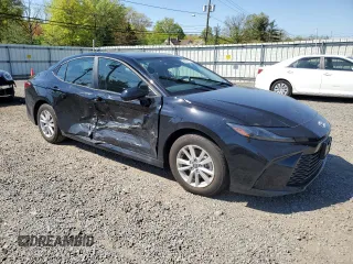 2025 Toyota Camry LE z VIN 4T1DAACK9SU117570, wystawiony jako Copart lot #54975145 z przebiegiem 2385 mil mil oraz Szkoda całkowita • Salvage title. Historia ofert i sprzedaży dostępna na DreamBid. Obrazek 4.