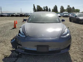 2018 Tesla Model 3 Long Range Battery z VIN 5YJ3E1EB0JF113044, wystawiony jako Copart lot #57056865 z przebiegiem 65 613 mil mil oraz Szkody całkowita. Historia ofert i sprzedaży dostępna na DreamBid. Obrazek 5.