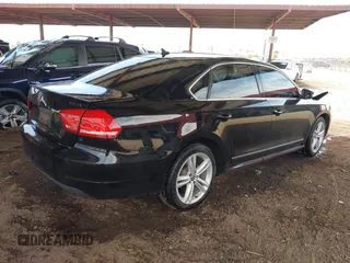 2015 Volkswagen Passat SEL Premium z VIN 1VWCV7A39FC088048, wystawiony jako IAAI lot #41896215 z przebiegiem 94 635 mil mil oraz . Historia ofert i sprzedaży dostępna na DreamBid. Obrazek 4.