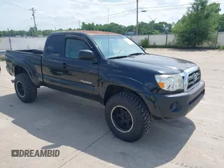 2005 Toyota Tacoma z VIN 5TEUX42N15Z027745, wystawiony jako IAAI lot #42527295 z przebiegiem 302 892 mil mil oraz . Historia ofert i sprzedaży dostępna na DreamBid. Obrazek 1.