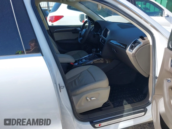 2014 Audi Q5 Premium Plus z VIN WA1DGAFP5EA058740, wystawiony jako IAAI lot #41734443 z przebiegiem 129 878 mil mil oraz . Historia ofert i sprzedaży dostępna na DreamBid. Obrazek 5.