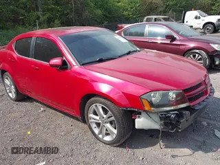 2013 Dodge Avenger SXT z VIN 1C3CDZCGXDN602898, wystawiony jako IAAI lot #42075171 z przebiegiem 135 423 mil mil oraz . Historia ofert i sprzedaży dostępna na DreamBid. Obrazek 1.