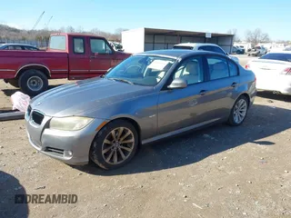 2011 BMW 3 Series 328i z VIN WBAPH7C54BE676753, wystawiony jako IAAI lot #41490303 z przebiegiem 134 049 mil mil oraz . Historia ofert i sprzedaży dostępna na DreamBid. Obrazek 2.