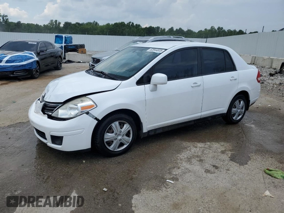 2011 Nissan Versa S z VIN 3N1BC1AP6BL449094, wystawiony jako Copart lot #62844835 z przebiegiem 166 749 mil mil oraz Szkoda całkowita • Salvage title. Historia ofert i sprzedaży dostępna na DreamBid. Obrazek 1.