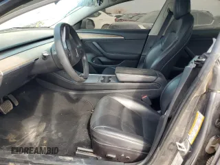 2021 Tesla Model 3 Standard Range Plus z VIN 5YJ3E1EA0MF089307, wystawiony jako Copart lot #50575465 z przebiegiem 131 251 mil mil oraz Szkody całkowita. Historia ofert i sprzedaży dostępna na DreamBid. Obrazek 7.