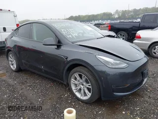 2024 Tesla Model Y Long Range z VIN 7SAYGDEE0RA229691, wystawiony jako IAAI lot #42148455 z przebiegiem 15 377 mil mil oraz . Historia ofert i sprzedaży dostępna na DreamBid. Obrazek 1.