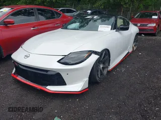 2023 Nissan Z Sport z VIN JN1BZ4AH1PM310285, wystawiony jako IAAI lot #42194303 z przebiegiem 10 957 mil mil oraz . Historia ofert i sprzedaży dostępna na DreamBid. Obrazek 2.