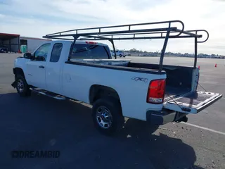 2011 GMC Sierra 2500HD Work Truck z VIN 1GT22ZCGXBZ155590, wystawiony jako IAAI lot #41712199 z przebiegiem 338 205 mil mil oraz . Historia ofert i sprzedaży dostępna na DreamBid. Obrazek 3.