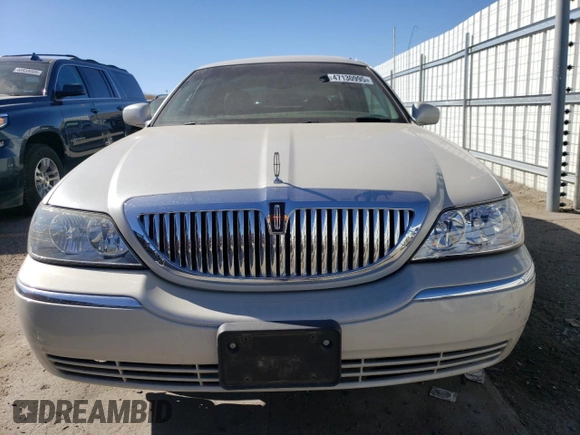 2004 Lincoln Town Car Ultimate z VIN 1LNHM83W64Y627908, wystawiony jako Copart lot #47130995 z przebiegiem 75 662 mil mil oraz Szkoda całkowita • Salvage title. Historia ofert i sprzedaży dostępna na DreamBid. Obrazek 5.