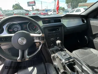 2013 Ford Mustang V6 z VIN 1ZVBP8AMXD5211507, wystawiony jako Copart lot #63517505 z przebiegiem 232 023 mil mil oraz Czysty tytuł • Clean title. Historia ofert i sprzedaży dostępna na DreamBid. Obrazek 9.