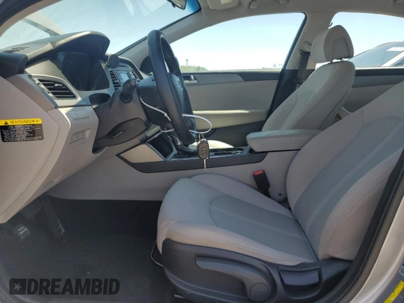 2017 Hyundai Sonata SE z VIN 5NPE24AF9HH477549, wystawiony jako Copart lot #57172315 z przebiegiem 130 643 mil mil oraz Szkoda całkowita • Salvage title. Historia ofert i sprzedaży dostępna na DreamBid. Obrazek 7.