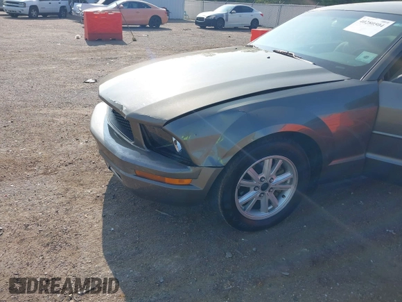 2005 Ford Mustang Deluxe z VIN 1ZVFT80N155216037, wystawiony jako IAAI lot #40280504 z przebiegiem 247 066 mil mil oraz . Historia ofert i sprzedaży dostępna na DreamBid. Obrazek 6.