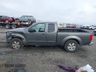 2007 Nissan Frontier SE z VIN 1N6AD06U97C442798, wystawiony jako IAAI lot #41548424 z przebiegiem 230 153 mil mil oraz . Historia ofert i sprzedaży dostępna na DreamBid. Obrazek 15.