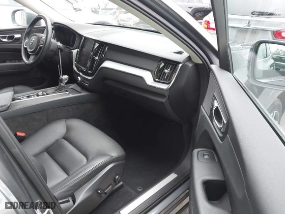2018 Volvo XC60 Momentum with VIN YV4102RK4J1095627, listed as a IAAI auction lot 41778039 with 36,889 mi miles. Bid and sale history available at carsss.com. Image 5.