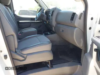 2013 Nissan NV Cargo S z VIN 1N6BF0KM8DN106709, wystawiony jako IAAI lot #42336117 z przebiegiem Nie podano mil oraz . Historia ofert i sprzedaży dostępna na DreamBid. Obrazek 5.