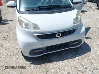 2013 Smart fortwo Pure z VIN WMEEJ3BA1DK649652, wystawiony jako IAAI lot #42040488 z przebiegiem 102 625 mil mil oraz . Historia ofert i sprzedaży dostępna na DreamBid. Obrazek 6.