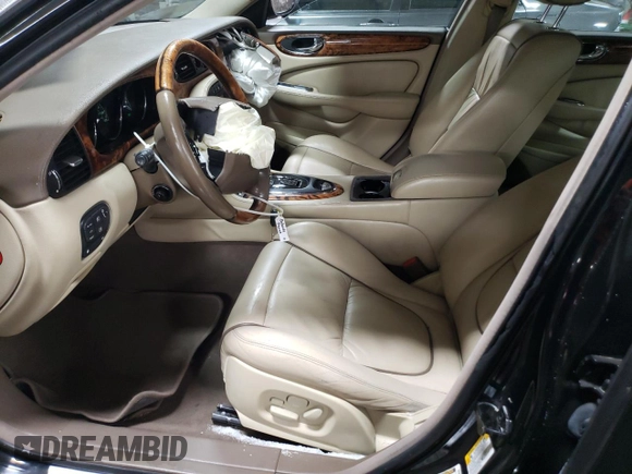 2005 Jaguar XJ Vanden Plas z VIN SAJWA82C65SG44373, wystawiony jako Copart lot #84091444 z przebiegiem 141 993 mil mil oraz Szkoda całkowita • Salvage title. Historia ofert i sprzedaży dostępna na DreamBid. Obrazek 7.